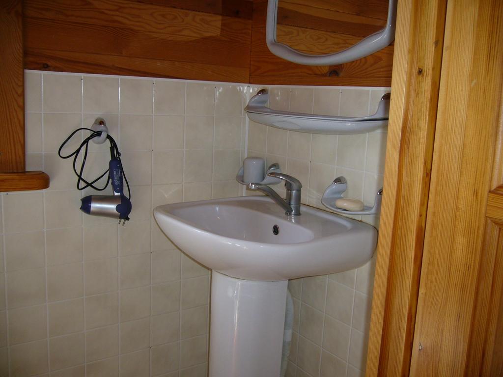 Nirza Ezerzemesゲストハウス 部屋 写真